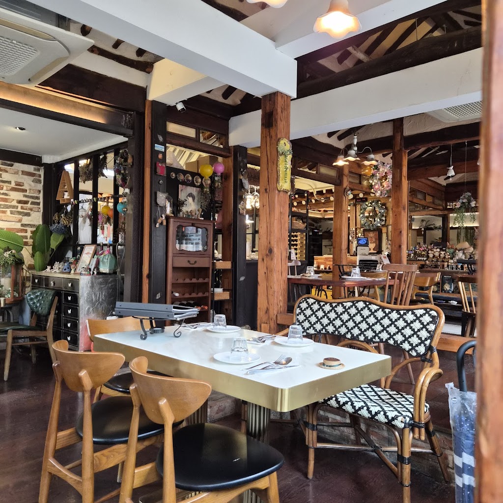 Intimate Italian restaurant with rustic decor